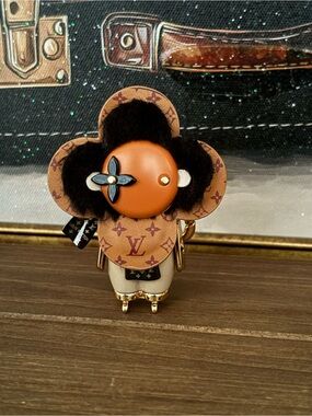 Louis Vuitton bag charm Vivienne
Sky MO2137
